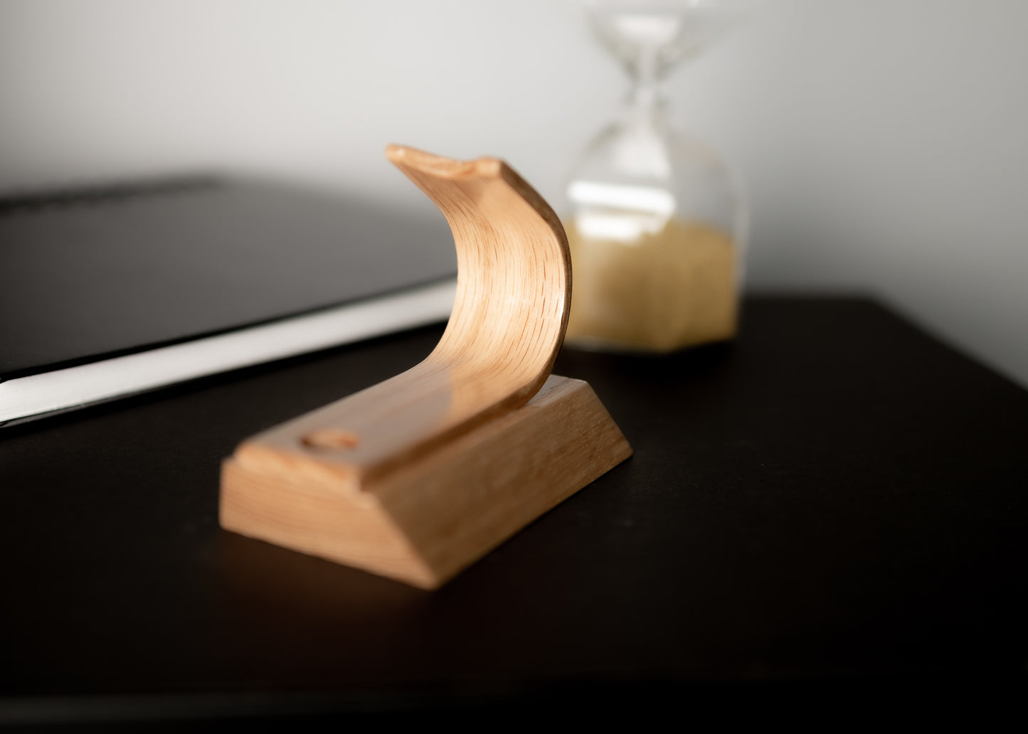 Luxury Oak Pen Holder Stand | Handcrafted Single Pen Display | Swiss Collection